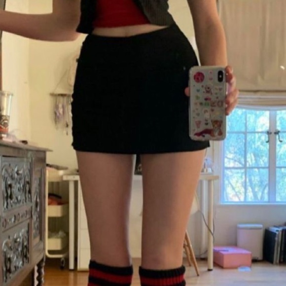 Black mini skirt - Picture 2 of 3